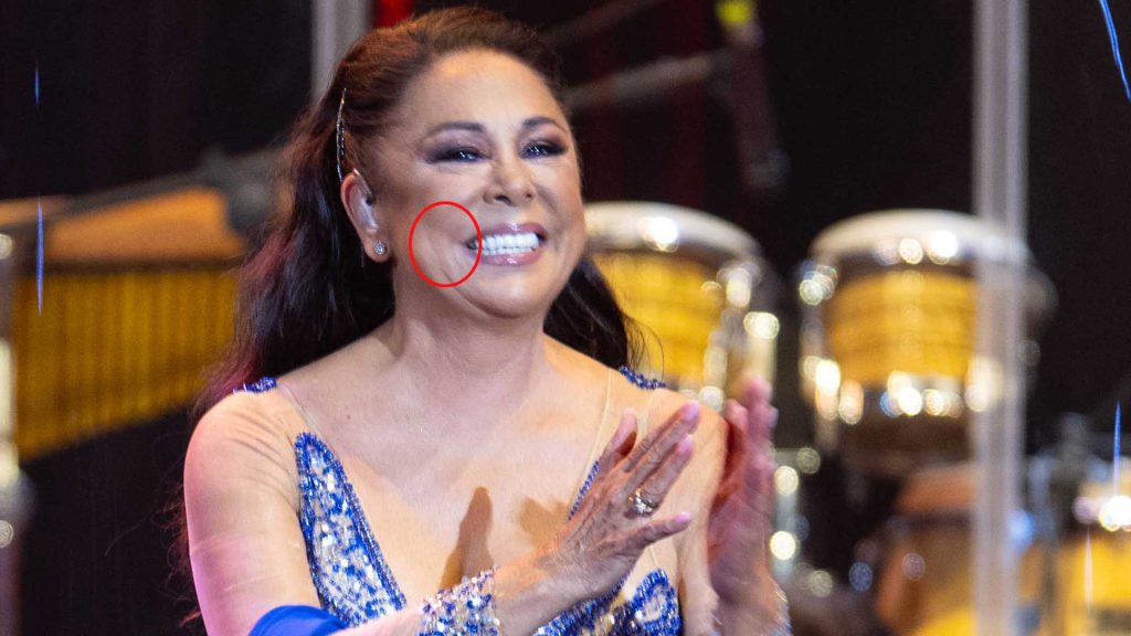 La cantante sonríe ante 6.000 espectadores en un concierto en Canarias