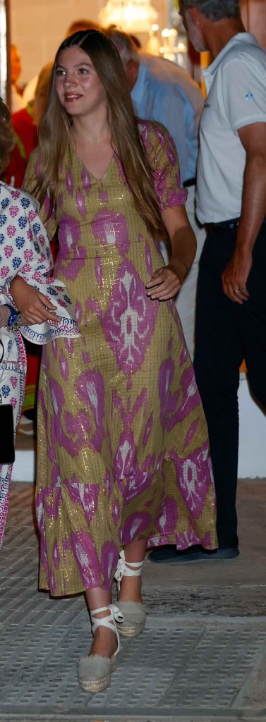 La Infanta Sofía con vestido y alpargatas en Mallorca