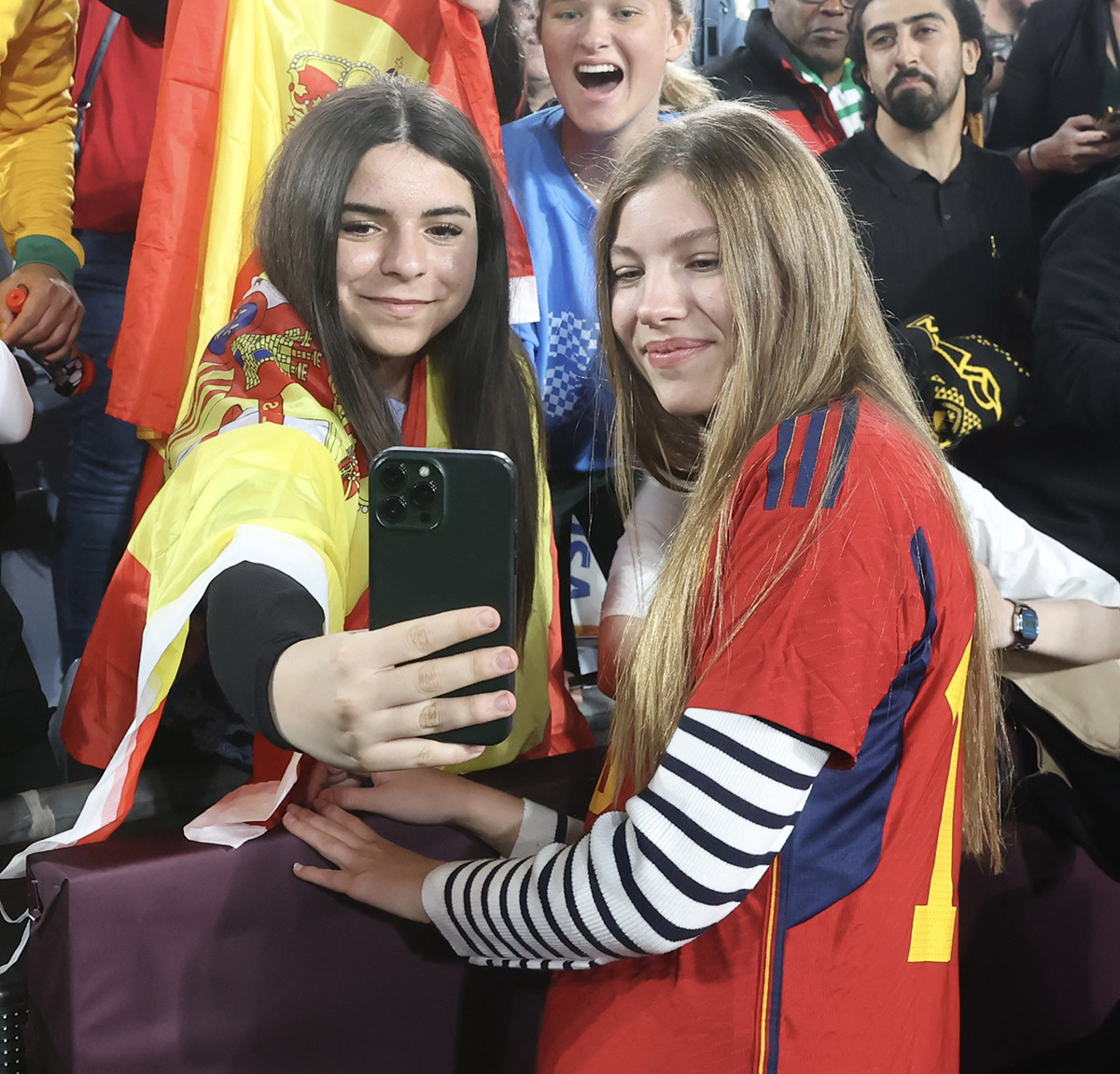 La Infanta Sofía, haciéndose un selfie con una aficionada española en la final del Mundial Femenino de Fútbol en Sídney