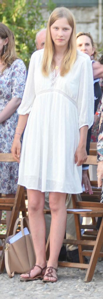 Leonor de Bélgica con un vestido blanco en Granada