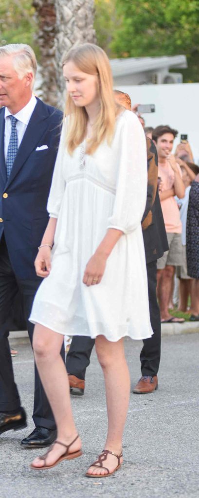 La princesa belga llevó vestido blanco y sandalias planas
