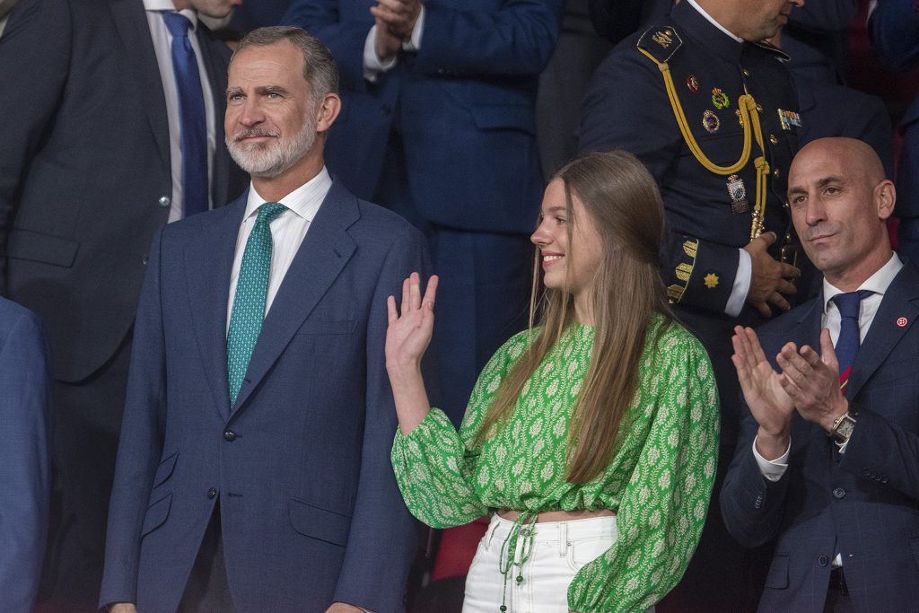 La Infanta Sofía y Felipe VI en la final de la Copa del Rey 2023.