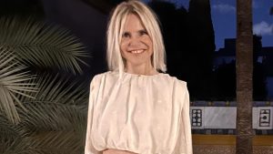 La atrevida falda de Eugenia Martínez de Irujo: súper hippie y enseñando la ropa interior