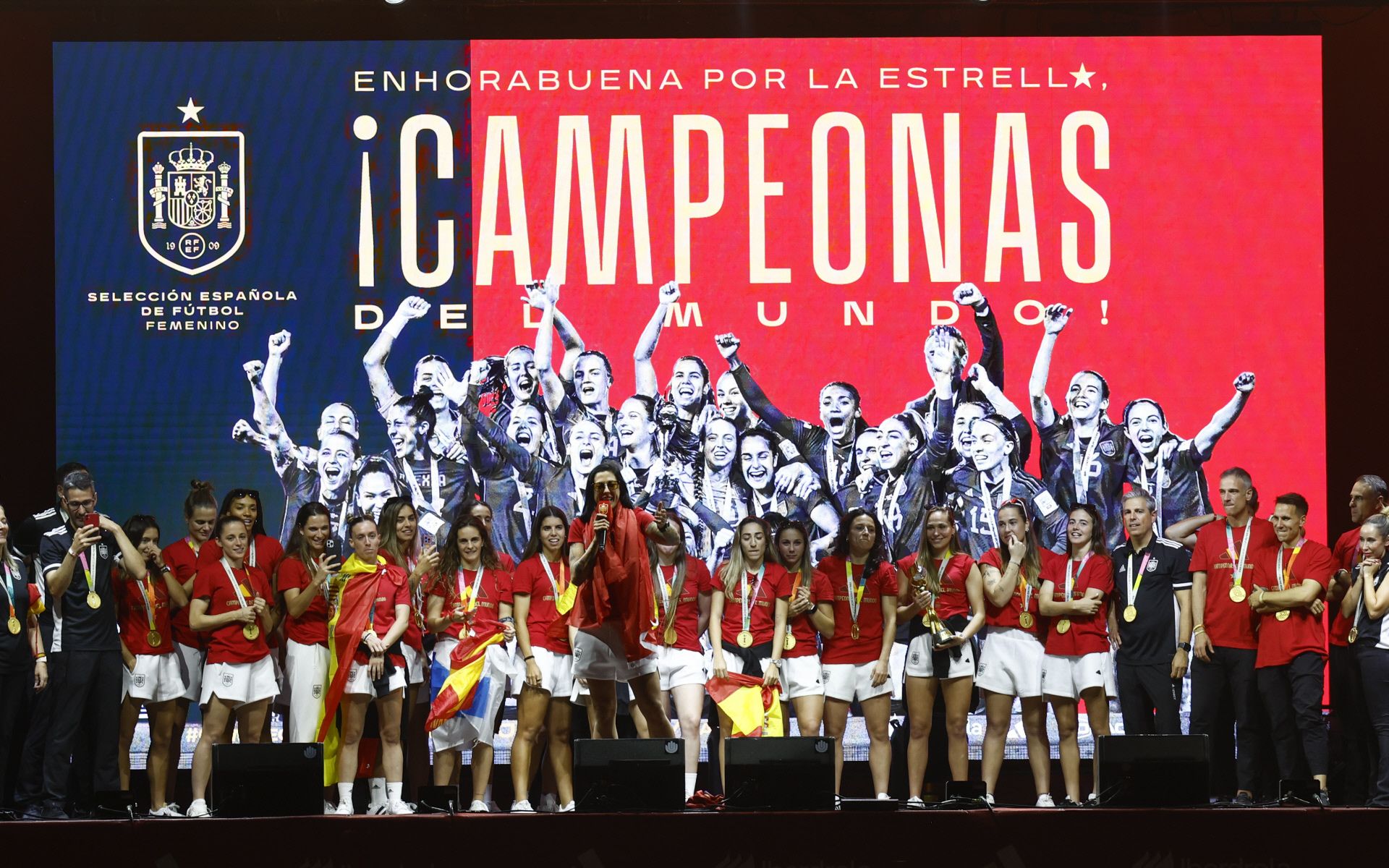La Selección Femenina de Fútbol en la celebración de su título en Madrid