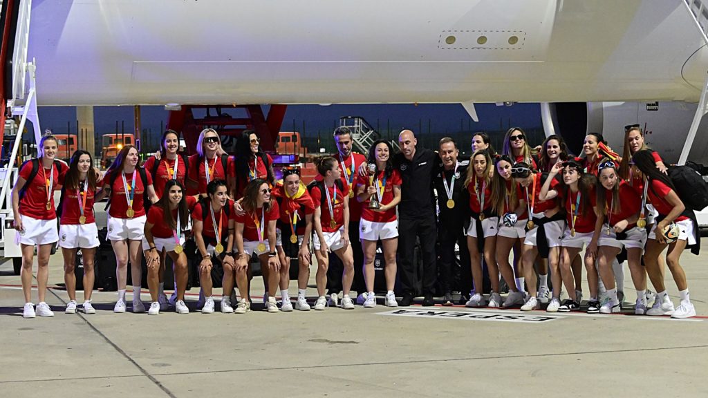 La Selección femenina de fútbol tras poner un pie en Barajas