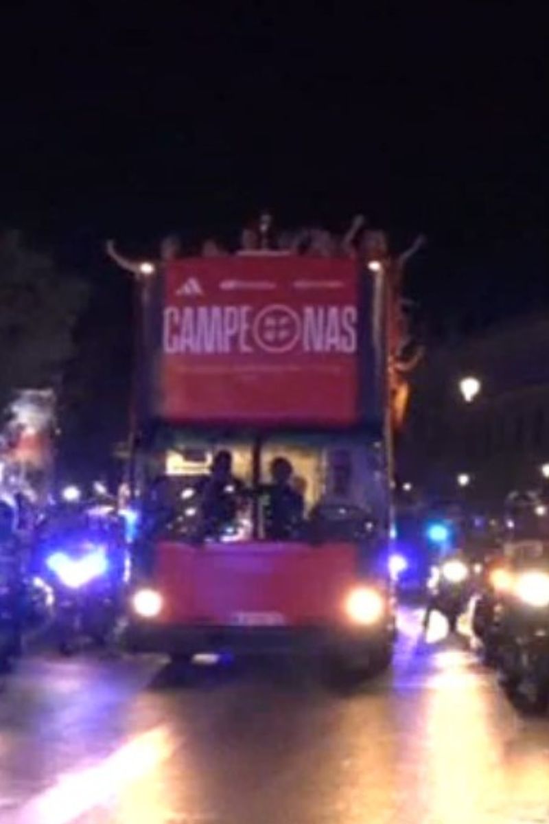 Selección Femenina del Mundo recorre las calles de Madrid en un autobús