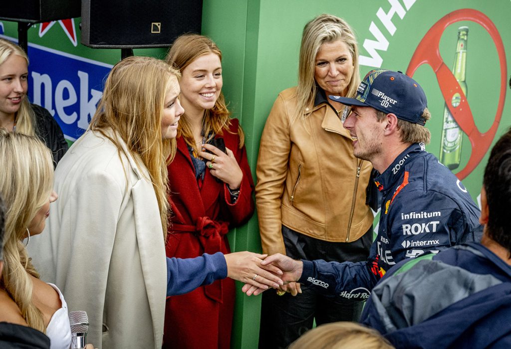 los reyes de holanda y sus hijas en el circuito de Fórmula 1 de Zandvoort