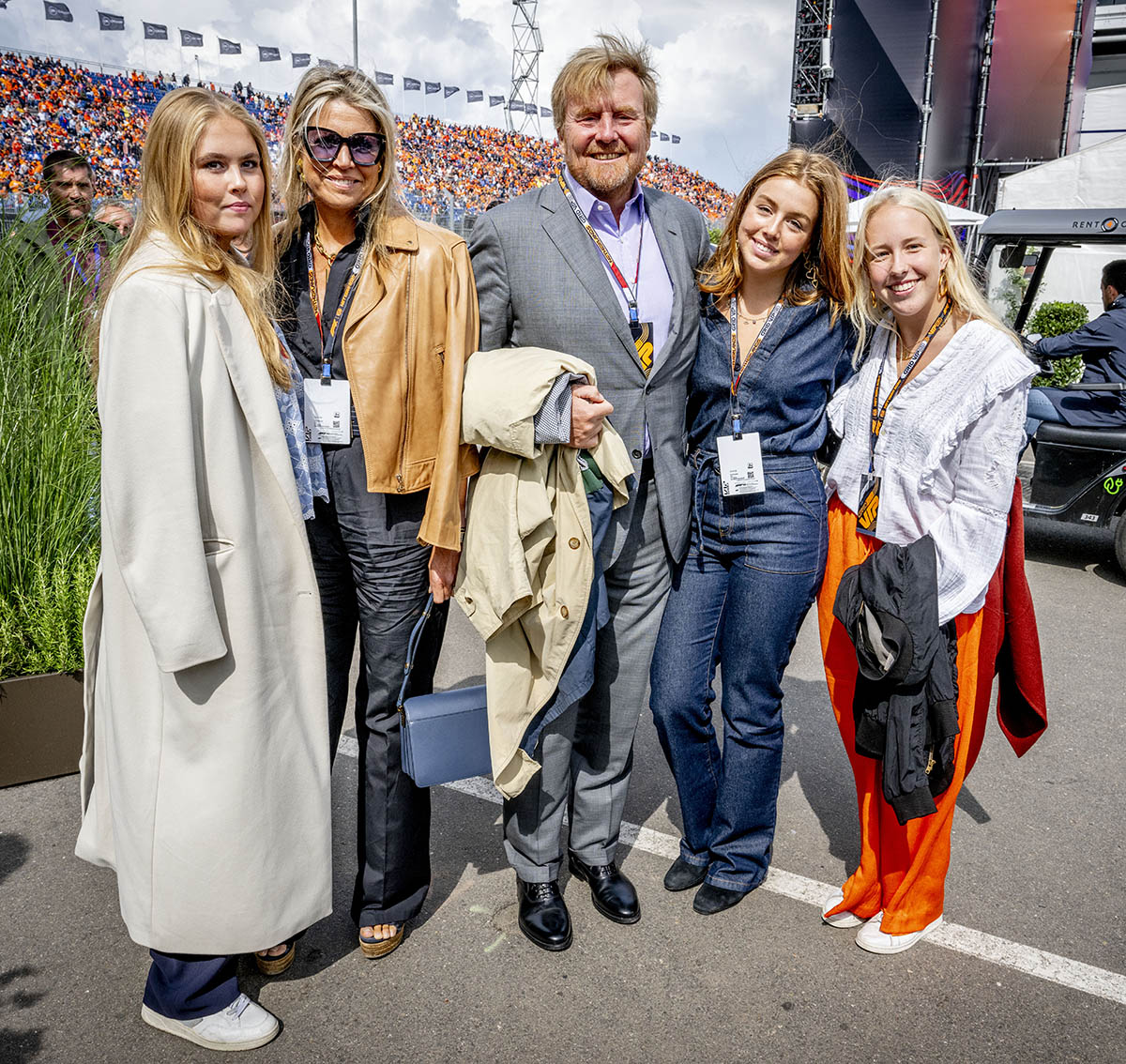 los reyes de holanda y sus hijas en el circuito de Fórmula 1 de Zandvoort
