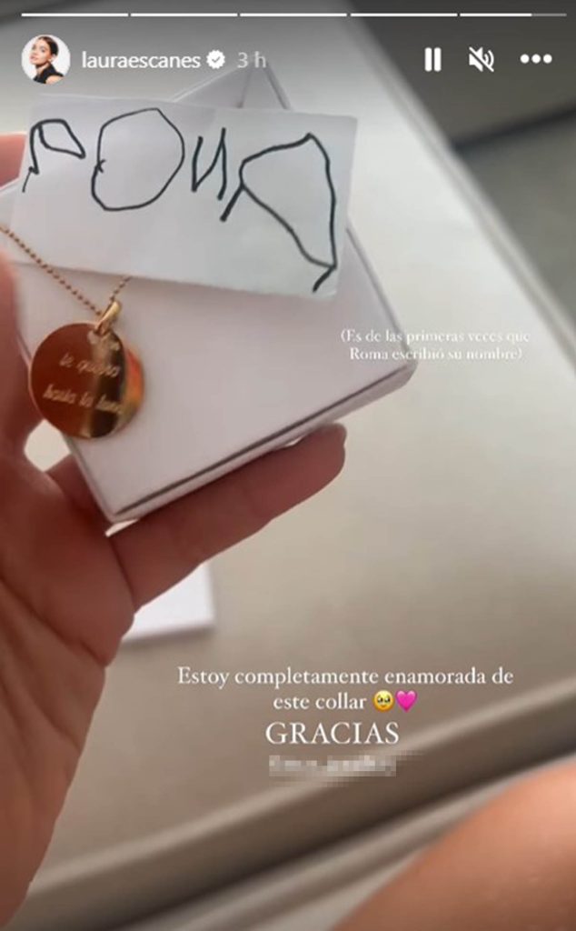 Laura Escanes y el colgante que lleva en honor de su hija Roma