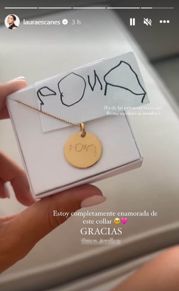 Laura Escanes y el colgante que lleva en honor de su hija Roma