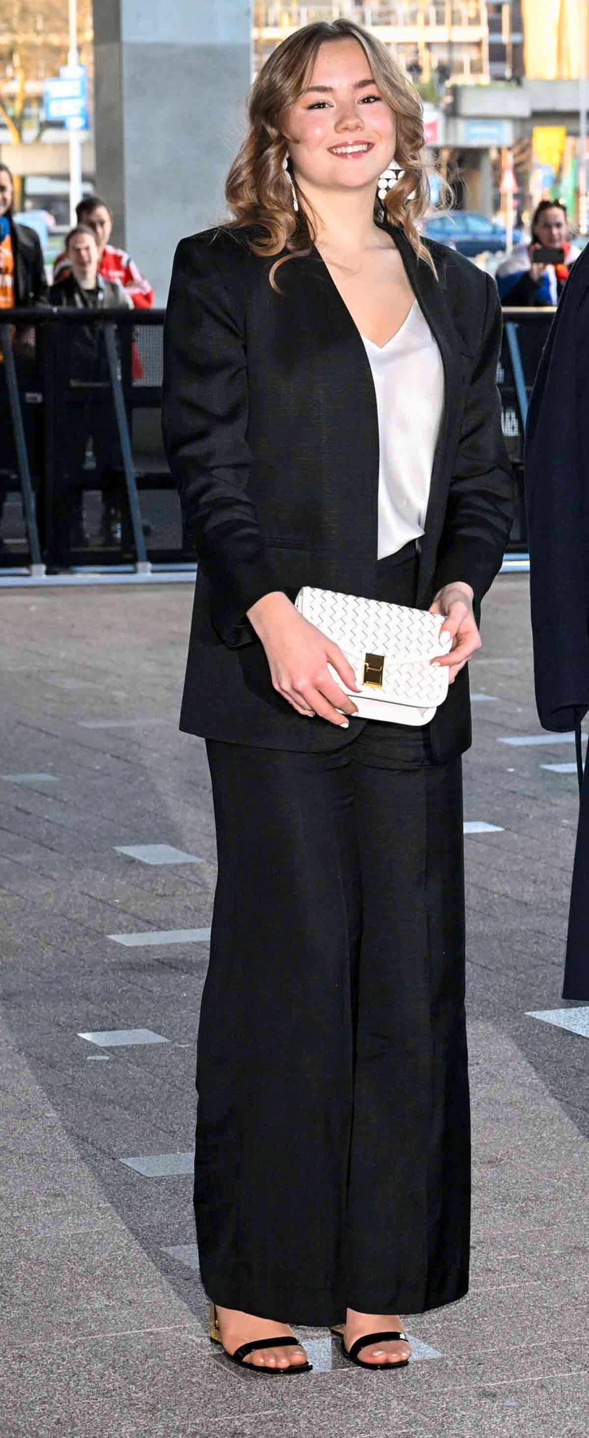 Ariane de Holanda con traje negro