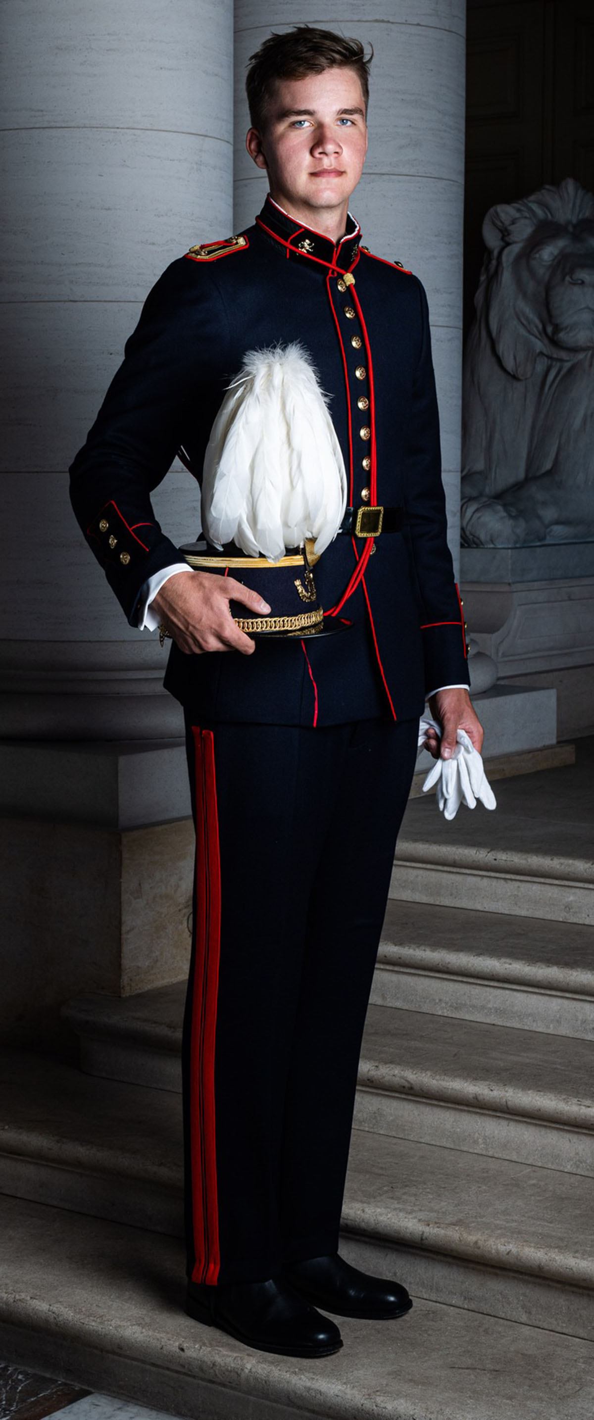 gabriel de belgica vestido de uniforme al cumplir 20 años