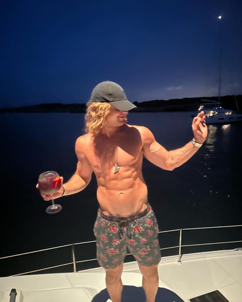 Daniel Sancho posando en un barco en Ibiza