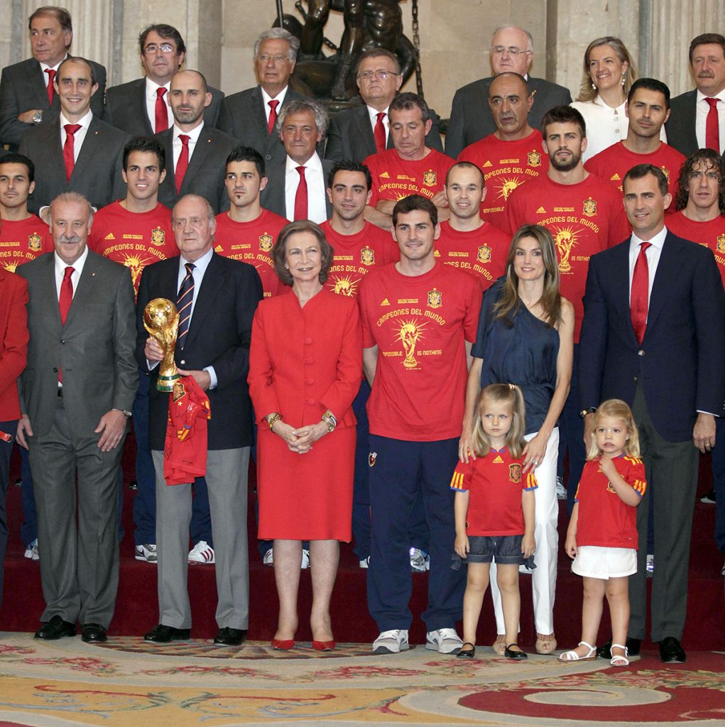 la familia real española recibe en la zarzuela a los campeones del mundo 2010