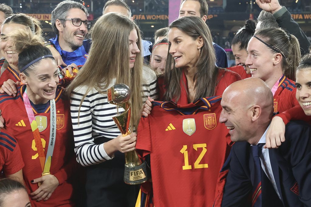 la reina con la camiseta de la selección española de fútbol femenino