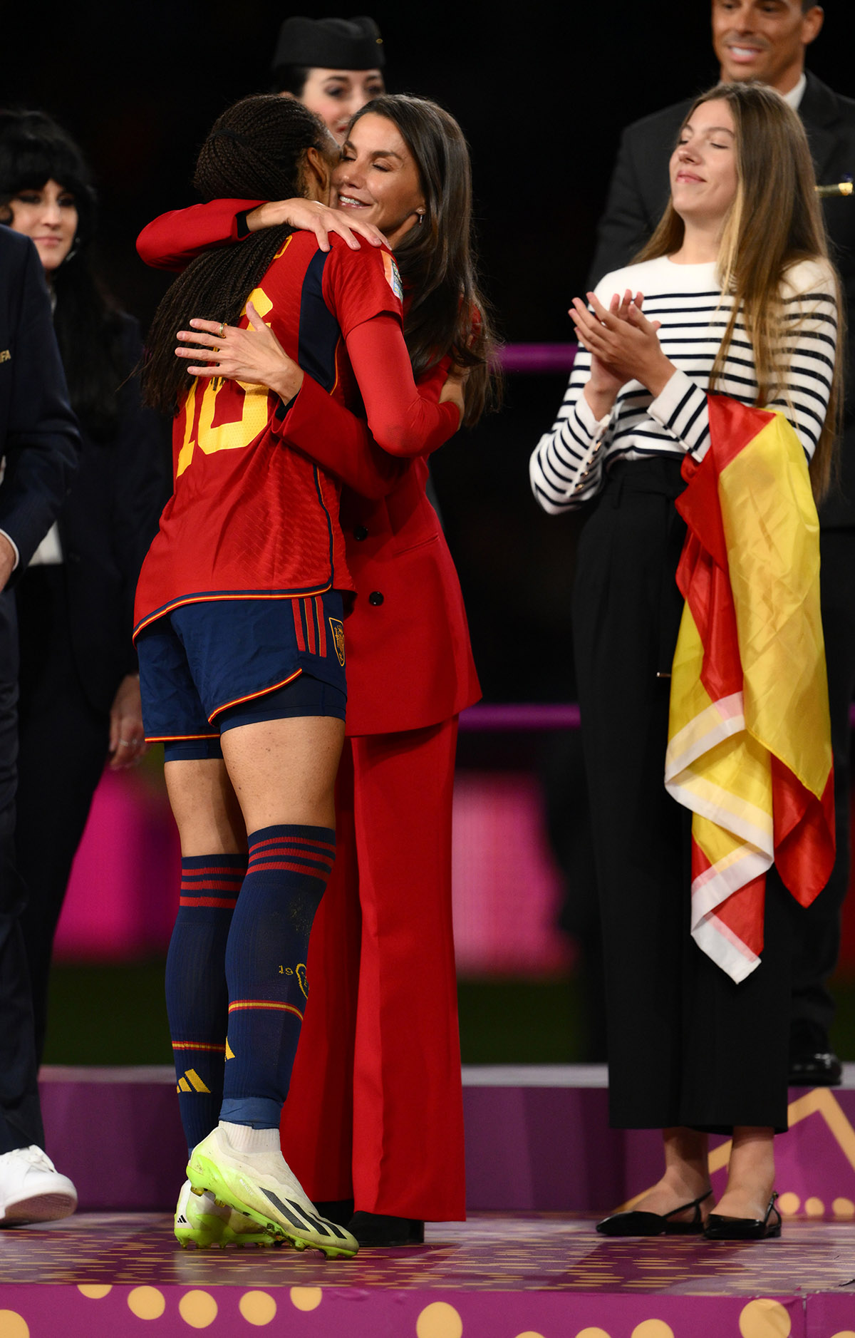 la reina letizia se abraza a una futbolista tras ganar el mundial 2023