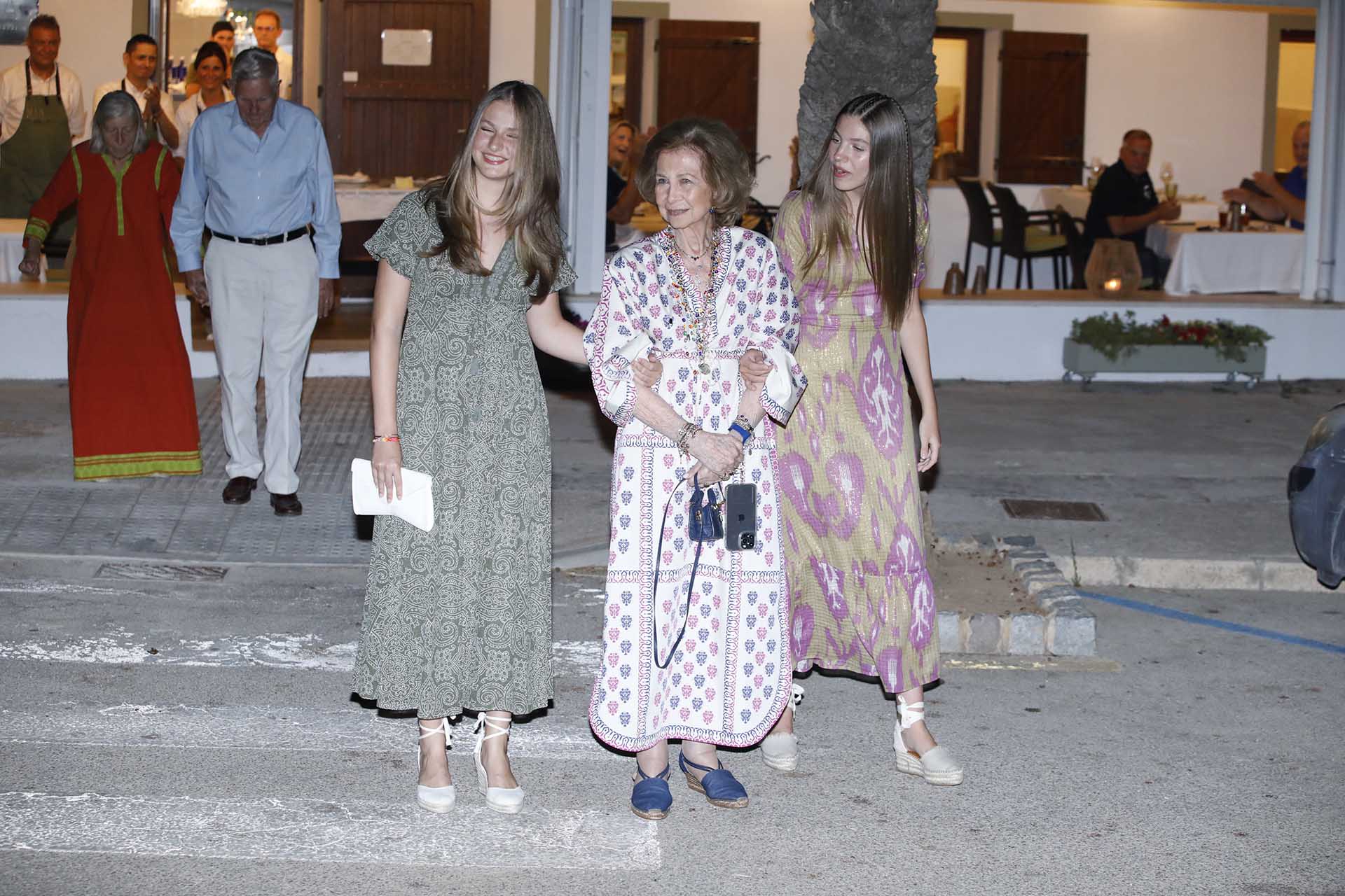 La reina Sofía junto a sus nietas, la princesa Leonor y la infanta Sofía