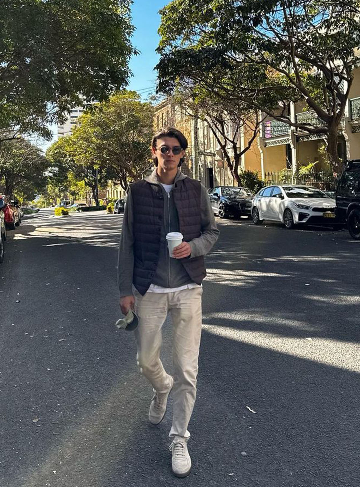nicolas de dinamarca paseando por una calle de Australia