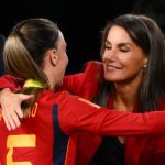 La Reina Letizia felicita a una jugadora de la selección femenina de fútbol