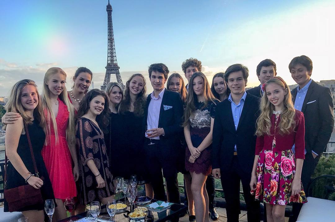Chiara de Borbón con sus amigos en París