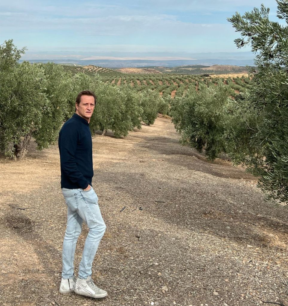 Kiko Gámez posando en un paisaje rural.