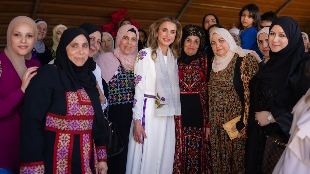 Rania de Jordania celebra su precumple de 53 años años rodeada de mujeres rurales