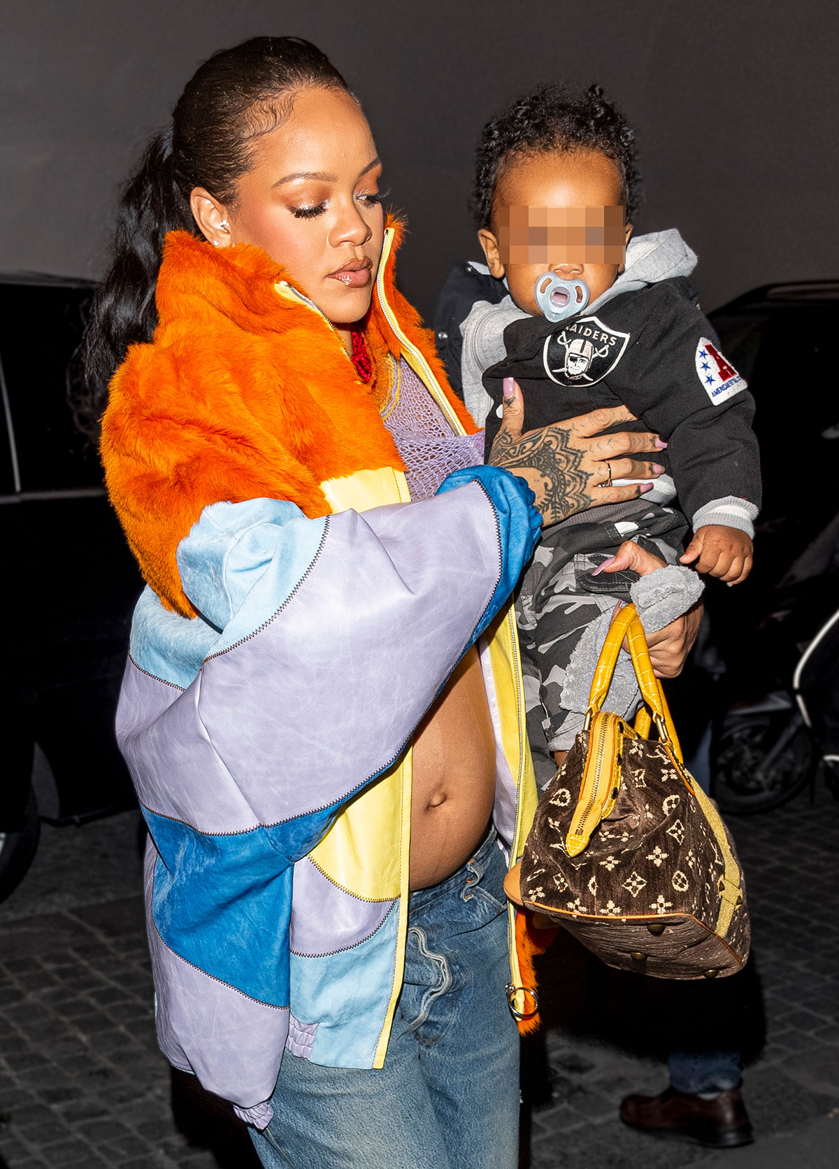 Rihanna lleva en brazos a su hijo