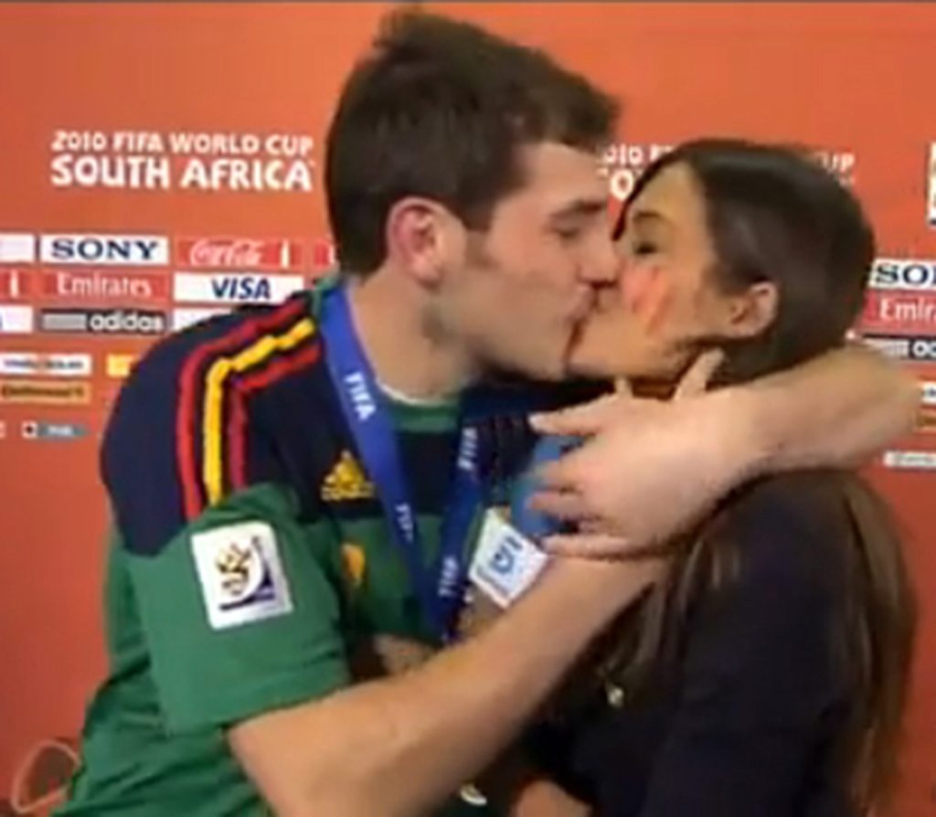 El beso de Iker Casillas y Sara Carbonero durante la Final de Sudáfrica