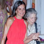 la reina letizia con vestido rojo de mango de cena en mallorca