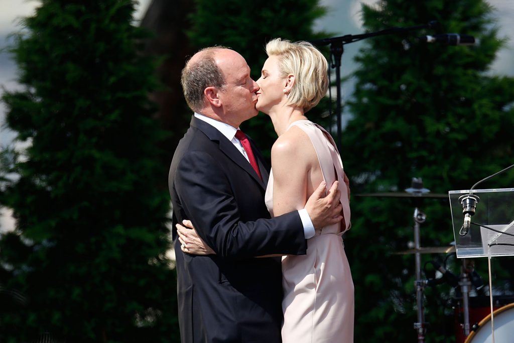 Charlene de Mónaco y el Príncipe Alberto besándose.