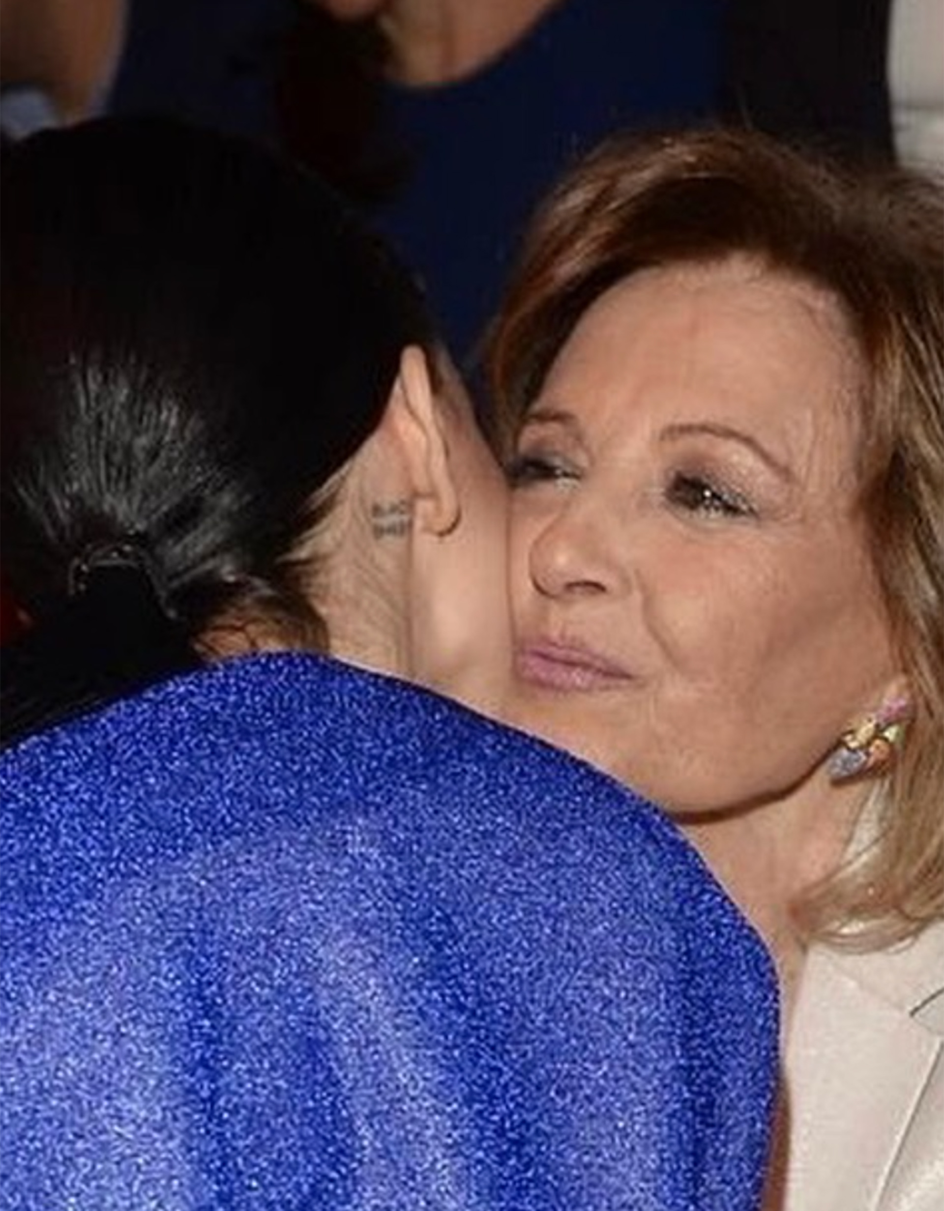 Alejandra Rubio dando un beso a María Teresa Campos.