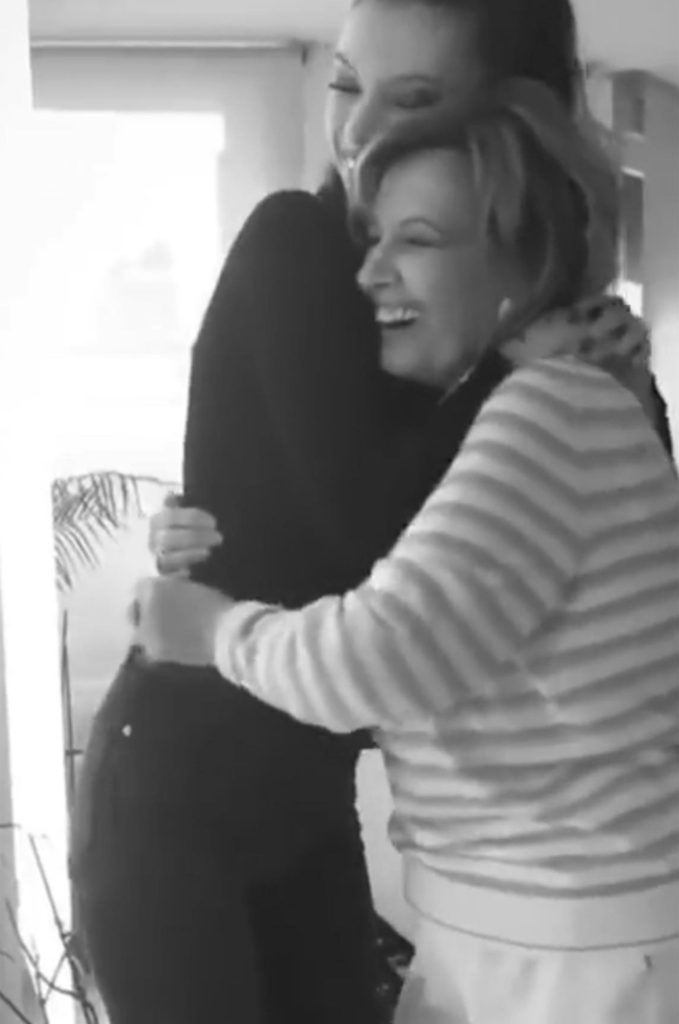 Alejandra Rubio y María Teresa Campos abrazadas.