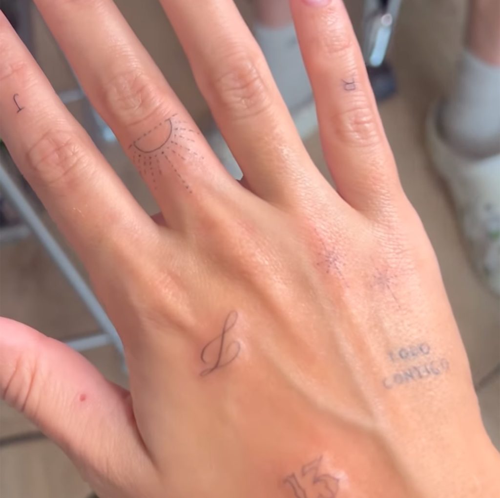 Tatuajes en la mano derecha de Laura Escanes.