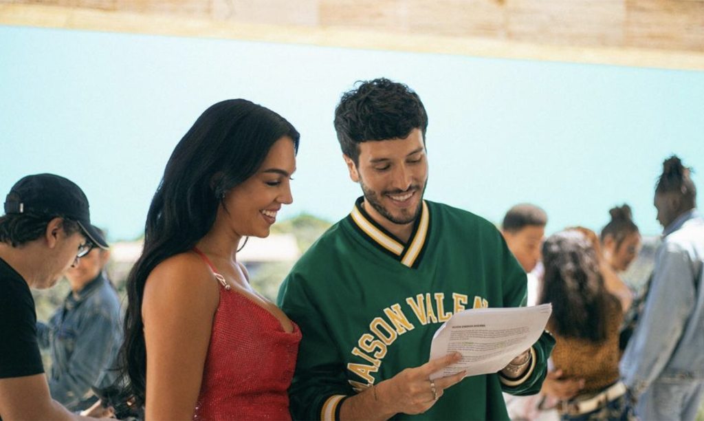 Sebastián Yatra y Georgina Rodríguez en un videoclip.
