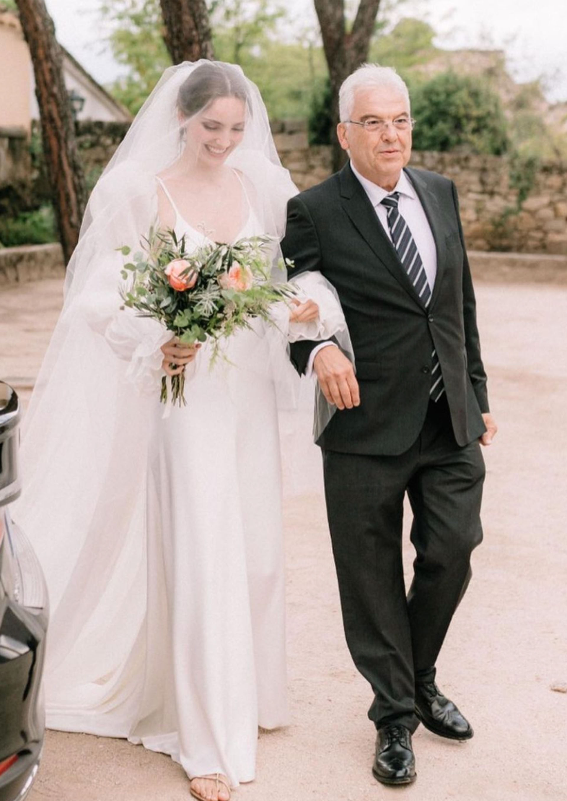 Paula Willems y su padre en su boda.