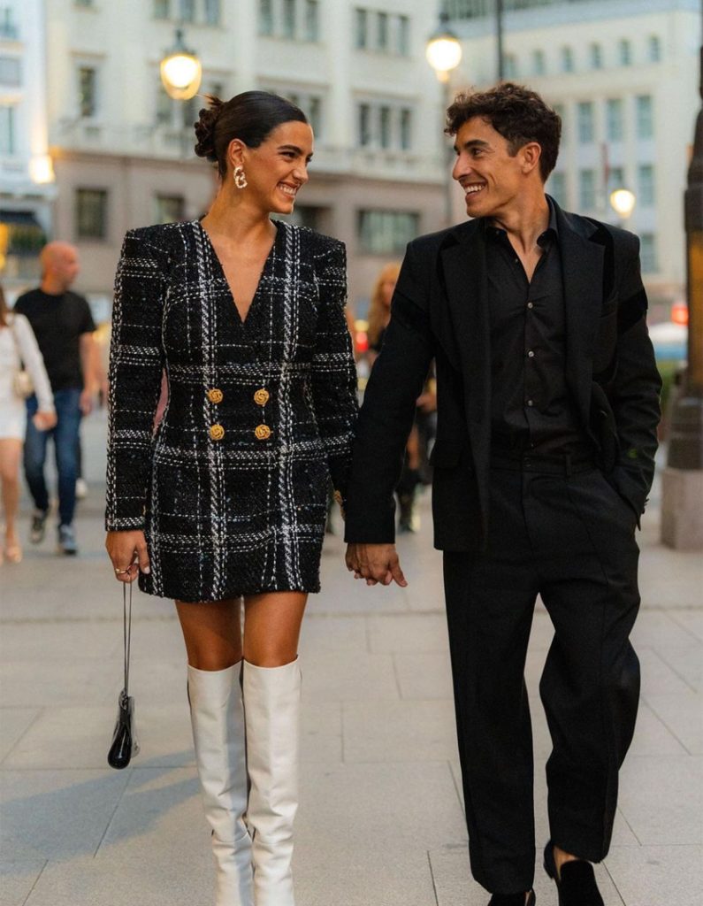 Marc Márquez y Gemma Pinto paseando.
