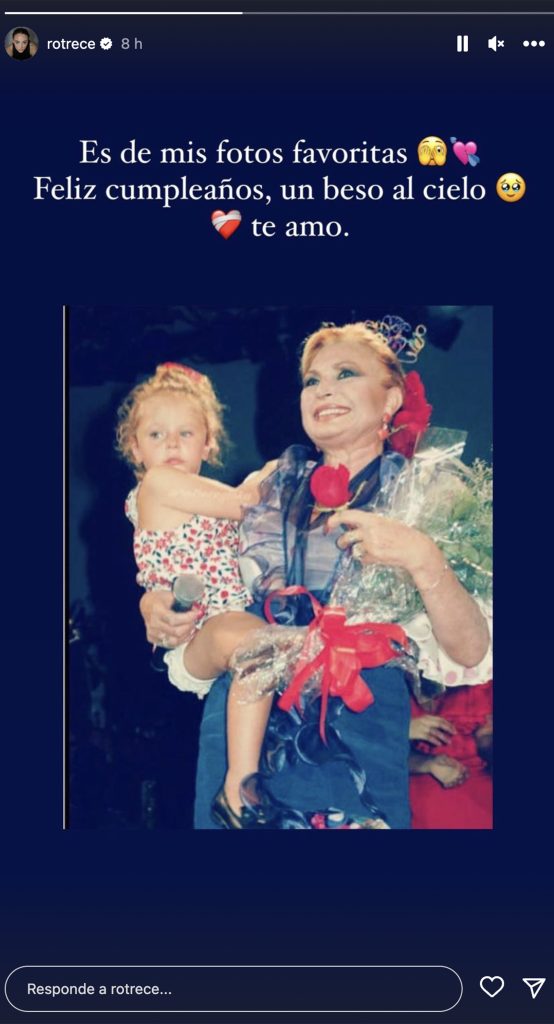 Rocío Flores felicita a su abuela con una imagen en un concierto.