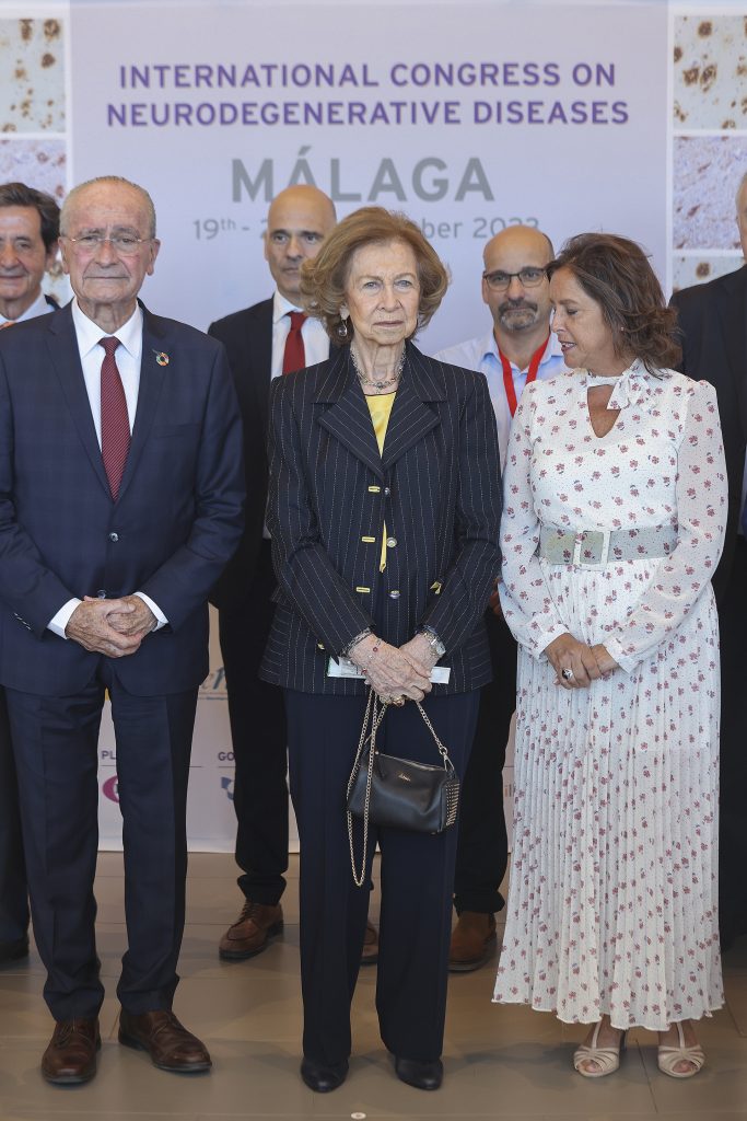 La Reina Sofía en el photocall de un congreso en Málaga.