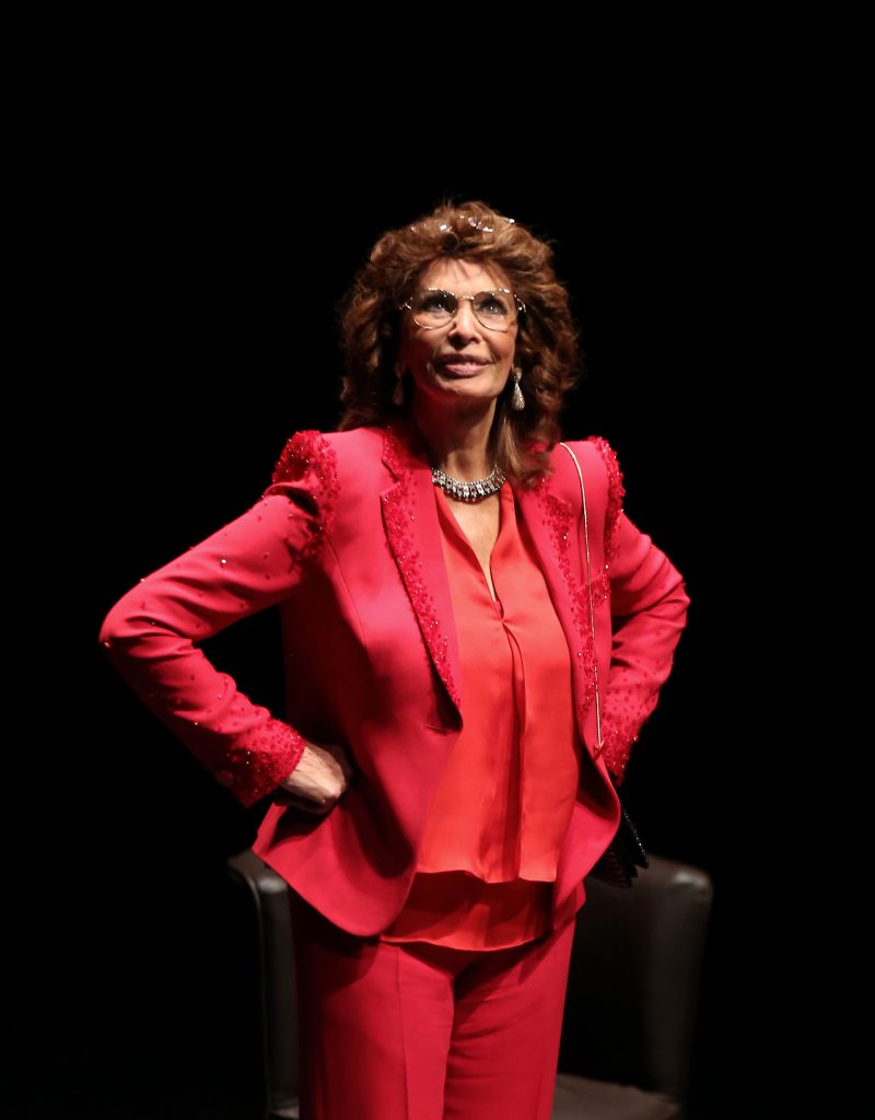 Sophia Loren con un traje rojo en el Festival de Lyon.