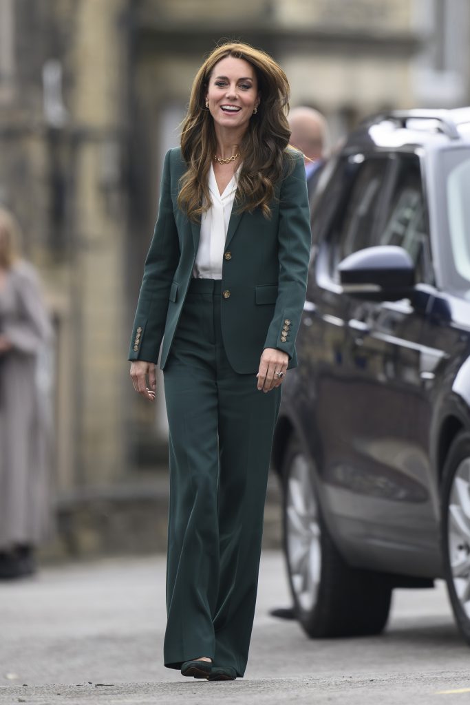 Kate Middleton en una visita a una fábrica textil.