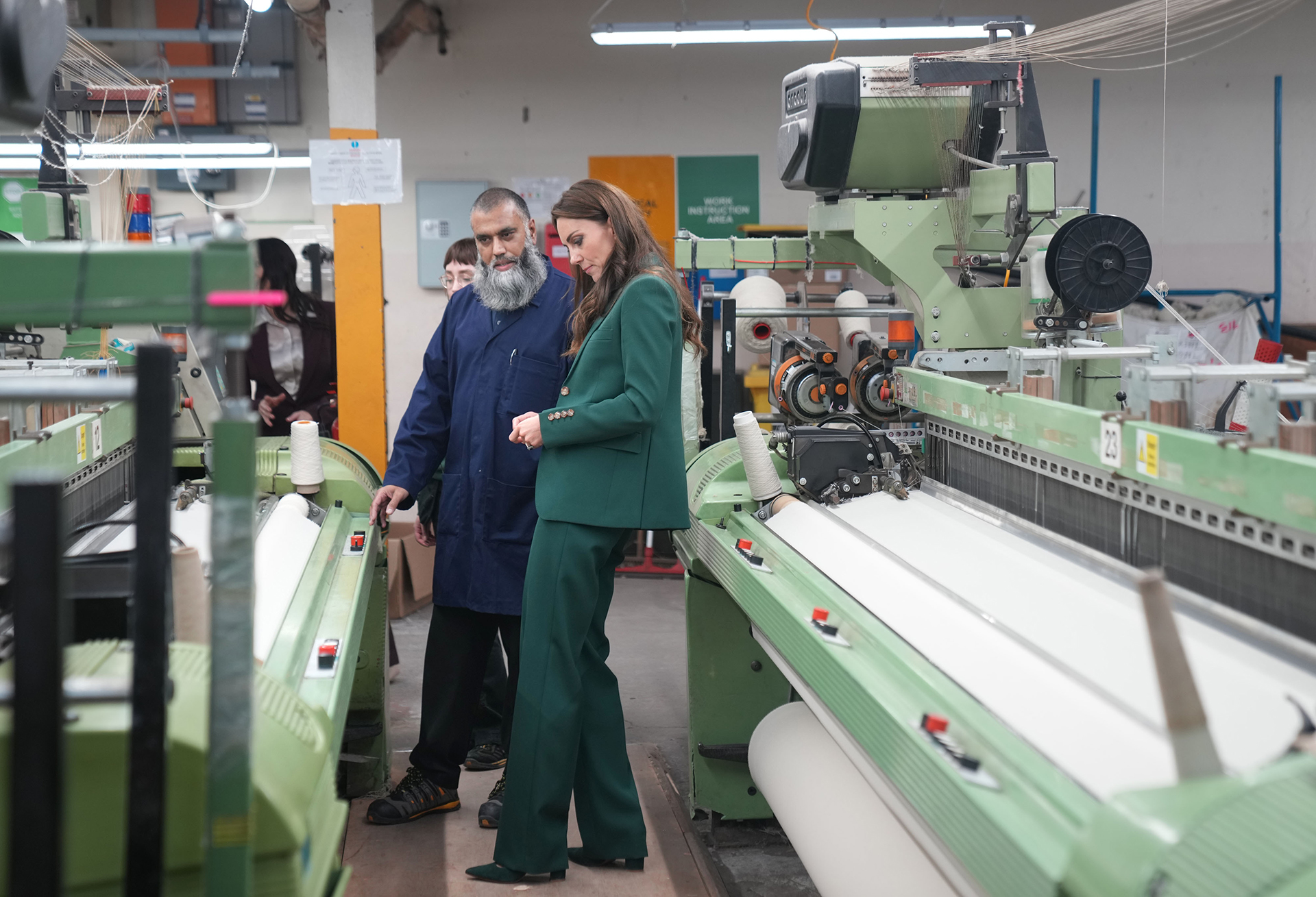 Kate Middleton en una visita a una fábrica textil.