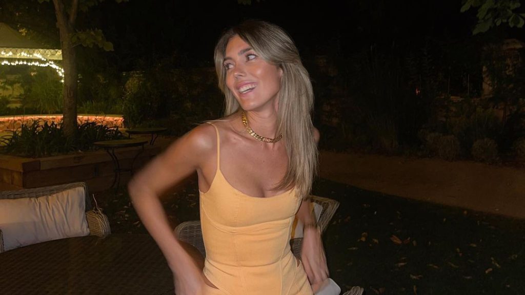 Top bustier y falda mini: Anna Ferrer estrena el conjunto naranja más noventero