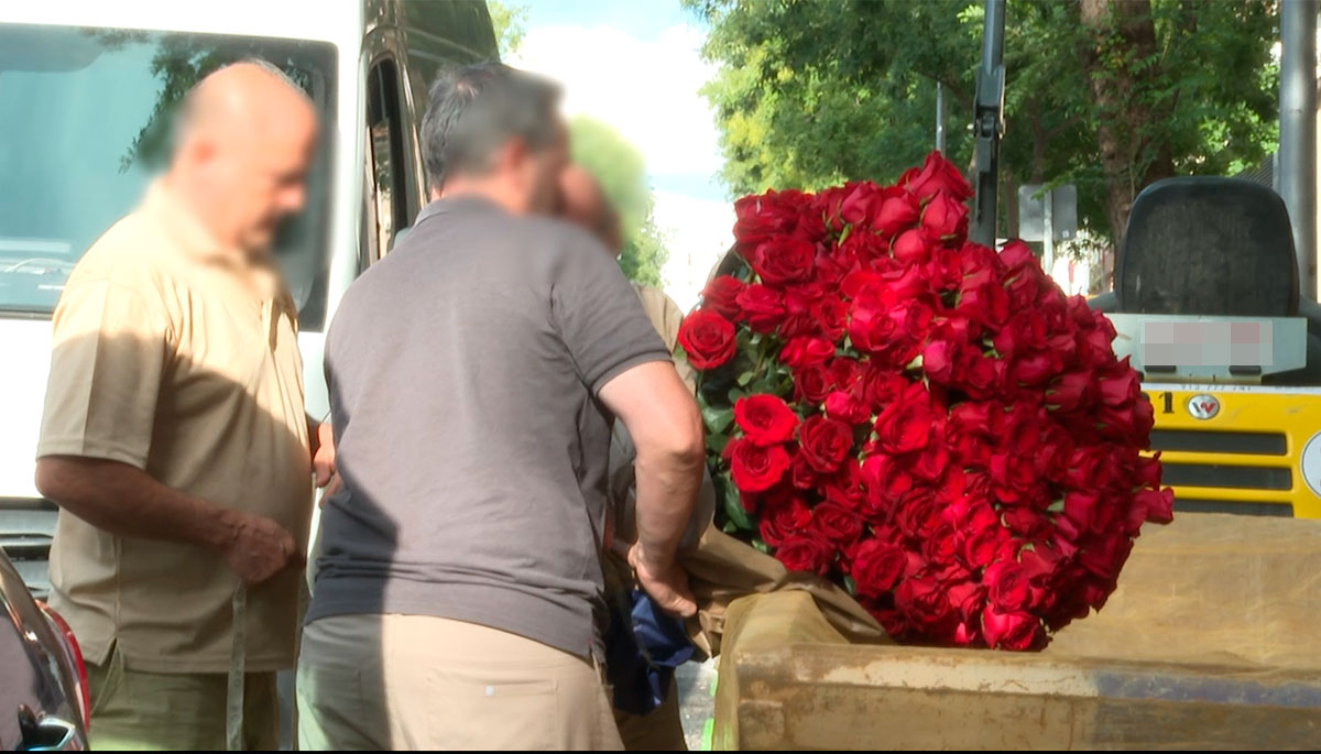 Paloma Cuevas recibe un ramo de 500 rosas rojas en casa