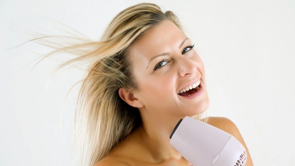¡Adiós al secador! Estos trucos para secar tu pelo al aire te salvarán la vida (y la melena)