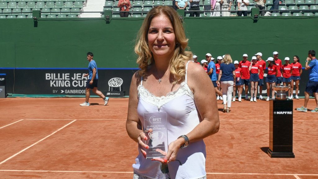 Arantxa Sánchez Vicario con un premio como tenista. 