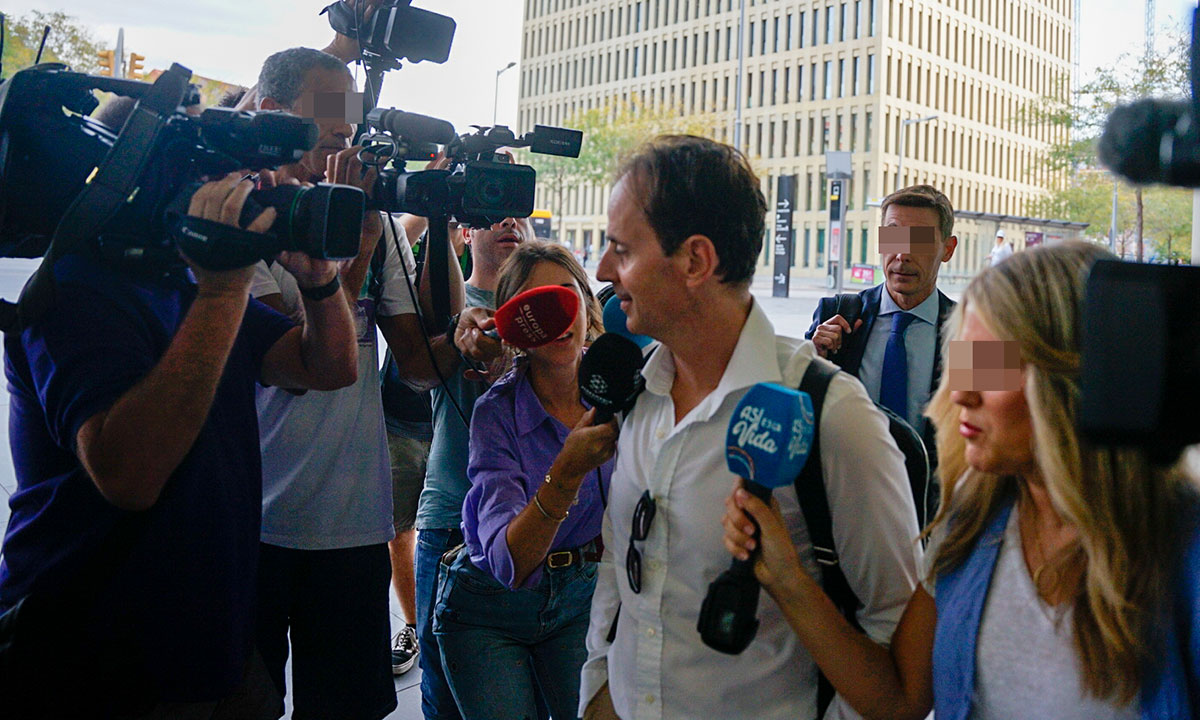 Josep Santacana llega a los juzgados de Barcelona con su abogado