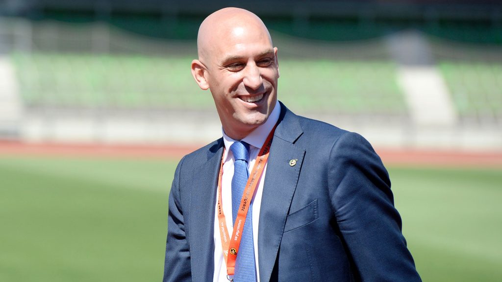 Luis Rubiales pasea por un campo de fútbol