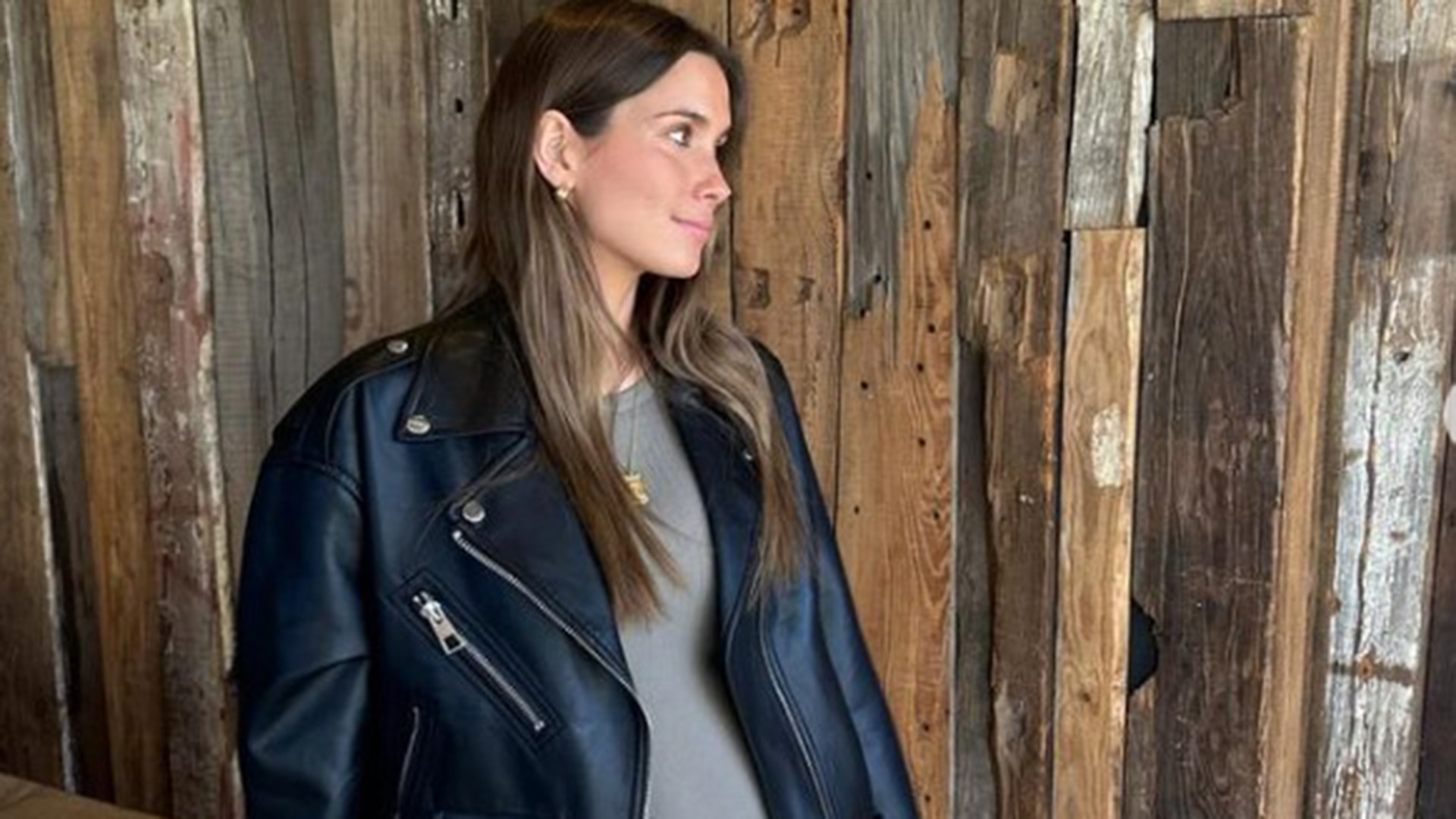 María Pombo posa con cazadora biker en su perfil de Instagram