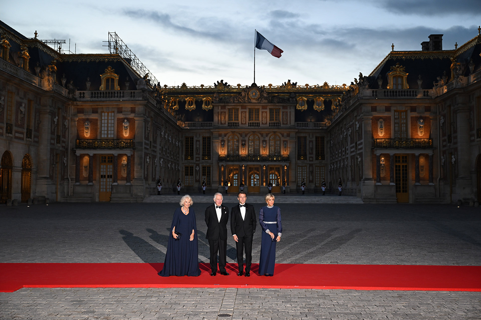 Carlos III, Camilla Parker, Emmanuel y Brigitte Macron en el Palacio de Versalles.