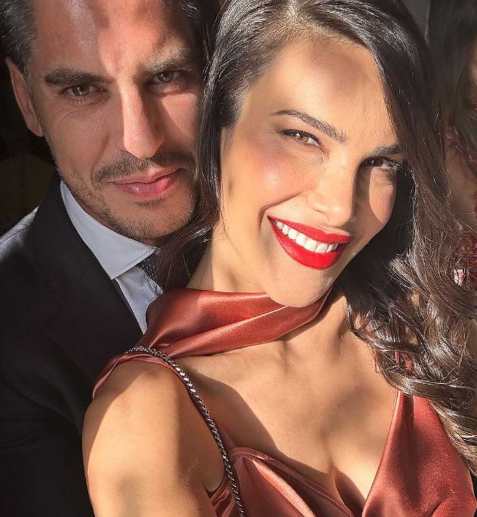 Carla Barber y Carlos Rubí en una boda en Marbella posan sonrientes 